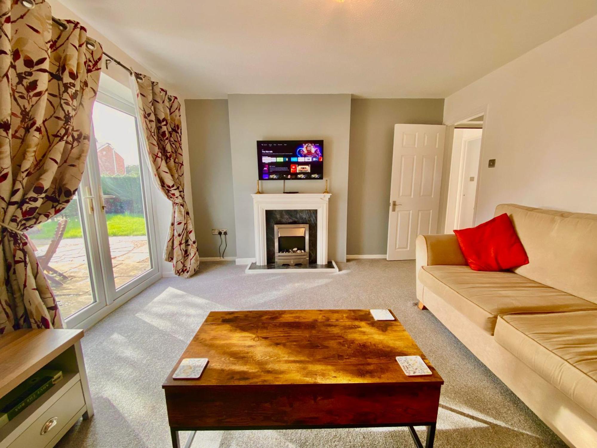 Spacious 3 Bed House, Sleeps 6, Free Parking - 14 Millers Close Leominster Luaran gambar