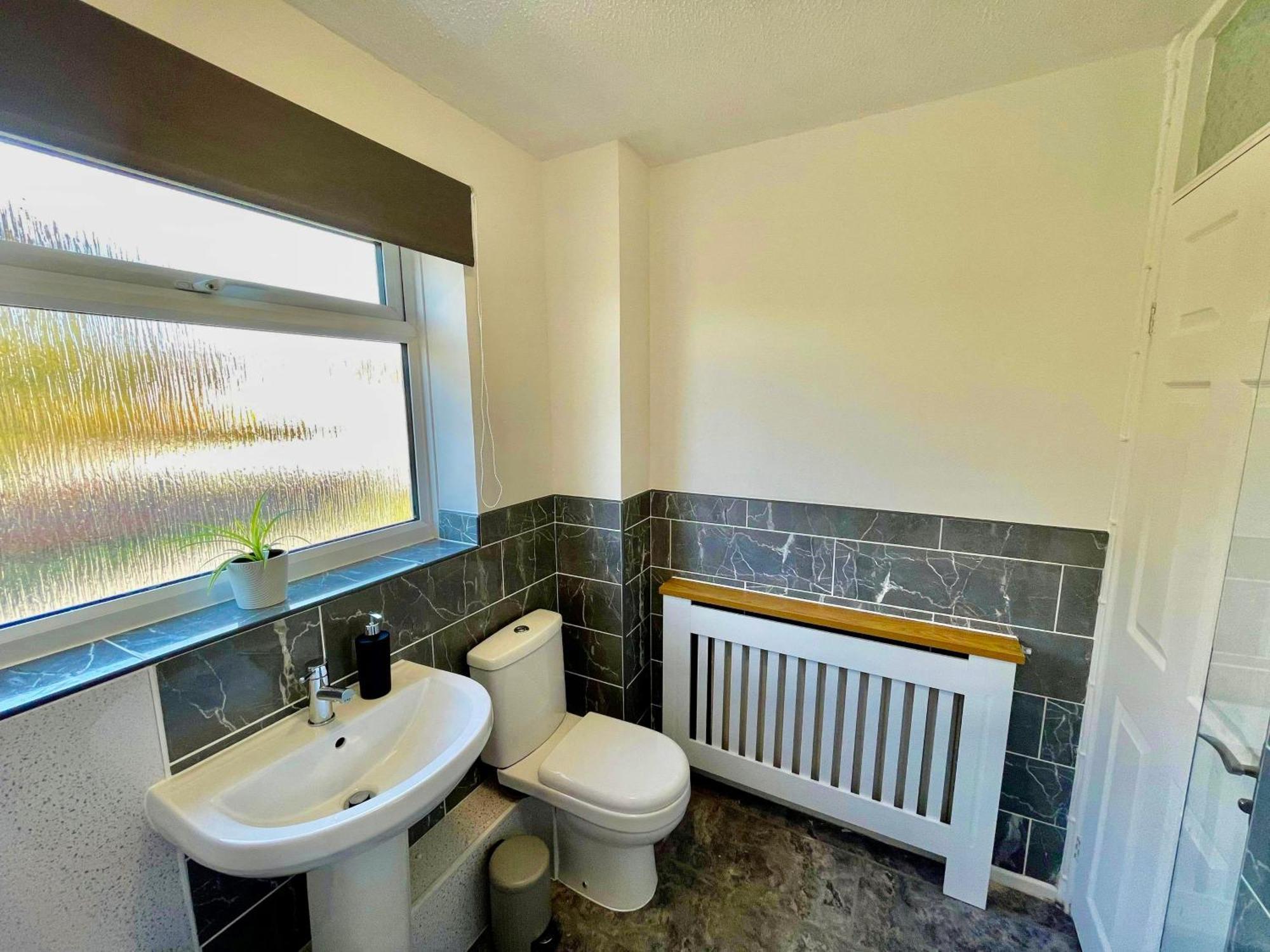 Spacious 3 Bed House, Sleeps 6, Free Parking - 14 Millers Close Leominster Luaran gambar