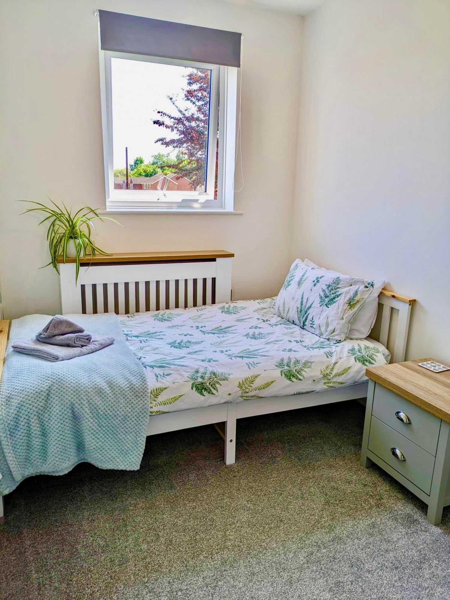 Spacious 3 Bed House, Sleeps 6, Free Parking - 14 Millers Close Leominster Luaran gambar